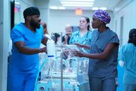 Atlanta Medical – Dr. AJ Aust (Malcom-Jamal Warner, l.); Dr. Mina Okafor (Shaunette Renée Wilson, r.)