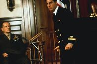 Eine Frage der Ehre – Lt. Daniel Kaffee (Tom Cruise, r.) will Colonel Nathan R. Jessup (Jack Nicholson, l.) aus der Reserve locken, indem er ihn mit seinen Fragen unter Druck setzt. Kaffee vermutet, dass Jessup eine wichtige Rolle in dem Mordfall spielt, doch der Colonel lässt sich nicht leicht aus der Ruhe bringen.