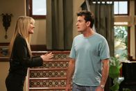 Two and a Half Men – Charlie (Charlie Sheen, r.) hat Probleme mit seiner Potenz. Colleen (Natalie Zea, l.) kann das nicht verstehen ...