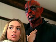 Charmed - Zauberhafte Hexen – Phoebe (Alyssa Milano, l.) setzt ihre guten Kräfte gegen einen bösen Dämon ein.