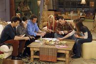 Friends – Gemeinsam haben die Freunde Ross (David Schwimmer, l.), Rachel (Jennifer Aniston, r.), Monica (Courteney Cox, 2.v.l.), Chandler (Matthew Perry, 3.v.l.), Joey (Matt LeBlanc, 2.v.r.) und Phoebe (Lisa Kudrow, 3.v.r.) beschlossen, an der Lotterie teilzunehmen um sich einen eventuellen Gewinn zu teilen. Doch Monica hält sich nicht an die Vereinbarung und die Probleme sind vorprogrammiert ...