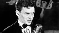 Legenden der Leinwand – Der 25 jährige Frank Sinatra singt „As Time Goes By“ im Riobamba Nachtclub in New York.