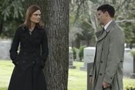 Bones - Die Knochenjägerin – Brennan (Emily Deschanel) hat während der Trauerfeier am offenen Sarg ihres verstorbenen Kollegen verdächtige Spuren am Leichnam entdeckt und versucht Booth (David Boreanaz) zu überreden, den Toten für weitere Untersuchungen zu stehlen... Die Verwendung des sendungsbezogenen Materials ist nur mit dem Hinweis und Verlinkung auf TVNOW gestattet.; Brennan (Emily Deschanel) hat während der Trauerfeier am offenen Sarg ihres verstorbenen Kollegen verdächtige Spuren am Leichnam entdeckt und versucht Booth (David Boreanaz) zu überreden, den Toten für weitere Untersuchungen zu stehlen... Die Verwendung des sendungsbezogenen Materials ist nur mit dem Hinweis und Verlinkung auf TVNOW gestattet.