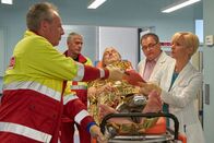 In aller Freundschaft – Willy Kröger (Siemen Rühaak, liegend) wird vom Rettungsdienst (li, Komparsen) erneut in die Sachsenklinik eingeliefert. Dr. Kathrin Globisch (Andrea Kathrin Loewig, re.) und Hans-Peter Brenner (Michael Trischan, 2.v.re.) hatten ihn am Vortag mit einer leichten Prellung entlassen. Nun ist er ohnmächtig in seiner Wohnung gefunden worden.