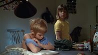 Pippi Langstrumpf – Tommy (Pär Sundberg) und Annika (Maria Persson) haben genug von den ständigen Ermahnungen ihrer Mutter. Aus einem Kinderbuch hat Tommy die Idee, von zuhause auszureißen.