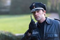 Notruf Hafenkante – Mattes (Matthias Schloo) sucht im Park nach der Anruferin, die gemeldet hat, dass ihr Baby entführt wurde.