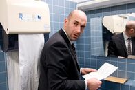 Tatort – Der Schweizer Investmentbanker Urs Röttli (Urs Jucker) holt auf dem Besucherklo der Zollstation eine Liste ab, mit der er keinesfalls gesehen werden möchte.