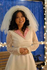Gilmore Girls – Lorelai hat das Hochzeitskleid von Lanes (Keiko Agena) Mutter so abgeändert, dass es nun auch der Braut gefällt ...