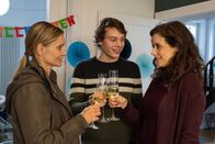 Der Staatsanwalt – Nachdem Jasmin Waldschmidt (Alexandra Finder, l.) aus dem Gefängnis entlassen wird, feiert sie gemeinsam mit ihrem Sohn Luca Waldschmidt (Andreas Warmbrunn) und ihrer Schwester Carina Förster (Anja Knauer).