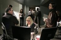 Criminal Minds – Haben einen schwierigen Fall zu lösen: Special Agent Jason Gideon (Mandy Patinkin, l.), Agent Aaron Hotchner (Thomas Gibson, 2.v.l.), Agentin Elle Greenway (Lola Glaudini, 3.v.l.), Penelope Garcia (Kirsten Vangsness, vorne M.), Dr. Spencer Reid (Matthew Gray Gubler, 2.v.r.) und J.J. (A.J. Cook, r.) ...