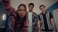 Rock Islands Rätsel – v.li.: Lila Gray (Izellah Connelly), Nori Harlow (Noah Akhigbe), Ellis Grouch (Ryan Yeates)