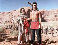 Cheyenne – Red Shirt (Sal Mineo) bereitet sich, mit Hilfe seiner Mutter Spanische Frau (Dolores del Rio), auf den Krieg gegen die Weißen vor.
