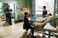 The Good Doctor – (v.li.): Jamall Johnson (Dex), Freddie Highmore (Dr. Shaun Murphy), Nadia Vanessa Rose (Jen), Elijah Silva (Roger), Joshua Malina (Mitchell Stewart).