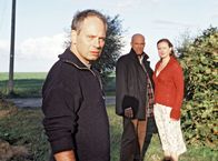 Der Bernsteinfischer – Marina (Deborah Kaufmann) und ihr Mann Gert (Michael Lott, vorne) haben erfahren, dass Jacob alias Tom (Heiner Lauterbach) der Vater ihres Adoptivsohnes ist.; ARD Degeto DER BERNSTEINFISCHER Uhr im ERSTEN. Marina (Deborah Kaufmann) und ihr Mann Gert (Michael Lott, vorne) haben erfahren, dass Jacob alias Tom (Heiner Lauterbach) der Vater ihres Adoptivsohnes ist.