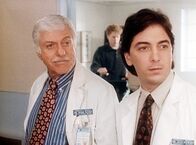 Diagnose: Mord – Mark (Dick Van Dyke, l.) und Jack (Scott Baio, r.) im Krankenhaus.
