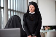 Um Himmels Willen – ARD UM HIMMELS WILLEN, XIII. Staffel (13 neue Folgen), Folge 159 "Ärger auf Rezept"15 Uhr im Ersten. Schwester Theodora (Nina Hoger, r.) taucht bei der Mutter Oberin (Gaby Dohm, l.) auf und macht ihr klar, dass sie im Wahlkampf um den Posten der Ordensvorsteherin mit harten Bandagen kämpfen wird.