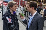 Neumatt – Neumatt Staffel 2 2022 Produktion: Zodiac Pictures Ltd Regie: Andrea Štaka & Christian Johannes Koch Buch: Marianne Wendt, Christian Schiller, Luisa Ricar, Ruth Rehmet, Rahel Grunder Folge 4 Motiv 5 Harte Fronten: Rabea Egg als Tierschützerlin Bonnie, Julian Koechlin als Michi Wyss