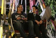 How I Met Your Mother – Barney macht eine schockierende Entdeckung, während Marshall (Jason Segel, l.) sich überlegen muss, ob er ein Jobangebot von Jeff Coatsworth (John Cho, r.) annehmen möchte ...