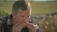 Mysterien des Weltalls – Prof. Donald Hoffman, cognitive scientist at University of California-Irvine, bites into a lemon but gets a sweet, not sour, taste due to a miracle berry he ate beforehand, a berry that shifts perceptions of taste.