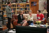 The Big Bang Theory – Auch wenn sich Beverly (Christine Baranski, 2.v.l.) nicht für Leonard (Johnny Galecki, l.) oder Penny (Kaley Cuoco, 2.v.r.) interessiert: Auf Sheldons (Jim Parsons, r.) Rat hin tut sie zumindest so ...