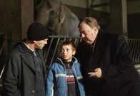Der Dicke – Gregor Ehrenberg (Dieter Pfaff, r.) trifft Ortwin Posche (Rainer Strecker, l.) und dessen Sohn Andreas (Willi Gerk, l.) heimlich im Elefantenhaus im Zoo.