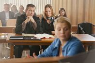 Danni Lowinski – Gemeinsam kämpfen sie für Monika Ditscheid (Antje Schmidt, 3.v.r.): Oliver (Jan Sosniok, 4.v.l.) und Danni (Annette Frier, vorne) ...