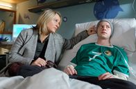 In aller Freundschaft – Susanne Lorenz (Isabel Schosnig) ist für ihren Sohn da, doch Dominik (Jonah Rausch) kann mit dem Mitleid und der Anteilnahme seiner Eltern nicht umgehen. Er kann über bestimmte Themen, wie den Tod, überhaupt nicht mit ihnen reden. Dominik hat nicht mehr die Kraft für sich UND seine Eltern stark zu sein. Er bittet seine Mutter zu gehen.