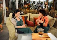 Rote Rosen – ARD ROTE ROSEN FOLGE 1328 Uhr im ERSTEN. Susann (Elisabeth Lanz, l.) erzählt Merle (Anja Franke, r.) von ihrer Auseinandersetzung mit Clemens.
