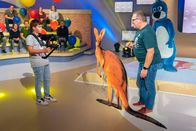 1, 2 oder 3 – Kamerakind Damian filmt aufmerksam die Sendung mit.