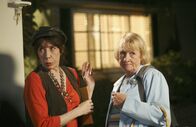 Desperate Housewives – Gemeinsam versuchen sie Details über Daves Vergangenheit einzuholen: Mrs. McCluskey (Kathryn Joosten, r.) und ihre Schwester Roberta (Lily Tomlin, l.) ...