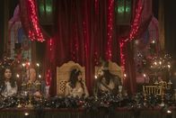 What We Do in the Shadows – Marwa (Parisa Fakhri, Mitte l.); Nandor (Kayvan Novak, Mitte r.)