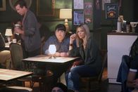 The Mick – Mickey (Kaitlin Olson, r.) und Alba (Carla Jimenez, l.) machen sich Sorgen um Sabrina, die einen neuen, heimlichen Liebhaber hat. Sie besuchen eine Open Mic Nacht, um die beiden Turteltauben genauer unter die Lupe zu nehmen...