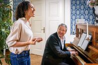 Sturm der Liebe – Für Nicole (Dionne Wudu, l., mit Dieter Bach, r.) ist Singen weit mehr als nur ein Hobby.