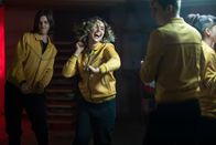 Alex Rider – Nachdem Alex Rider (Otto Farrant, 2.v.r.) Musik in der Küche aufdreht, beginnen James (Earl Cave, l.) und Laura (Katrin Vankova, M.) ausgelassen zu tanzen. Dass dies in der Eliteschule strengstens verboten ist, interessiert die drei nicht. Kyra (Marli Siu, r.) ist die einzige, die darüber besorgt ist.