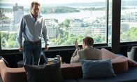 Exit – Die Situation droht zu eskalieren: Henrik (Tobias Santelmann, r.) erzählt, dass er Adams Frau reinen Wein über dessen Geheimnisse eingeschenkt hat. Adam Veile (Simon J. Berger, l.) ist sprachlos und außer sich vor Wut.