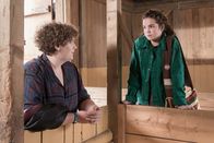 Schloss Einstein – Als ihr bester Freund will Nick (Michael Schweisser, li.) Sibel (Josie Hermer, re.) in der schweren Zeit trösten.