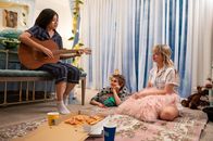 Club der magischen Dinge – Lily (Mia Milnes, r.) hat ihre Freundinnen Kyra (Kimie Tsukakoshi, l.) und Imogen (Elizabeth Cullen, M.) zu einer Pyjama-Party zu sich nach Hause eingeladen. Die drei verbringen einen gemütlichen Abend. Sie ahnen nicht, was in der Nacht passieren wird.