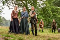 Outlander - Die Highland-Saga – (v.li.): Sophie Skelton (Brianna), Caitriona Balfe (Claire Randall Fraser), Sam Heughan (Jamie Fraser), Jack Tarlton (Kenny Lindsay), Gary Lamont (Evan Lindsay).