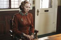 Castle – Alexis übernimmt in Castles Fantasie die Rolle von Sally Scofield (Molly C. Quinn), die im New York der 40er Jahre auf der Suche nach ihrer Schwester ist ...