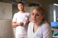 In aller Freundschaft – Kris Haas (Jascha Rust) möchte den Dienstplan machen. Unter Berücksichtigung der persönlichen Umstände seiner Kollegin und Freundin Miriam Schneider (Christina Petersen) fragt er vorher nach, ob er sie wieder auf der Kinderstation einsetzen kann.