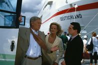 Das Traumschiff – Alfred Sander (Günter Pfitzmann, l.) hat erfahren, dass er seit Jahren von seinem Neffen Olaf (Stefan Reck, r.) und dessen Frau Sabine (Claudia Rieschel) hintergangen wurde. Nun macht er sich selbst auf die Suche nach seiner Tochter Isabel.