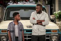 The Neighborhood – Jamaal (Amir O'Neil, l.); Malcolm Butler (Sheaun McKinney, r.)