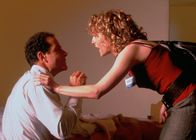 Monk – Nachdem Monk (Tony Shalhoub, l.) in das frühere Haus seiner Frau eingedrungen ist, landet er in der Irrenanstalt von Dr. Lancaster. Verzweifelt versucht er seiner Assistentin Sharona (Bitty Schram, r.) klarzumachen, dass dort nicht alles mit rechten Dingen zugeht.