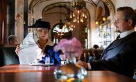 Vienna Blood – Clara Weiss (Luise von Finkh), Herausgeber (Stefan Puntigam).