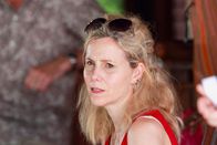 Death in Paradise – Die Managerin Cheryl Moore (Sally Phillips) war ein großer Fan von Stevie und ihre Beziehung zueinander war nicht nur professioneller Art. Führte dies zu Komplikationen und unter Umständen sogar zu Stevies Ermordung?
