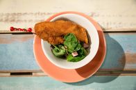 Schmatzo – Backhendl-Salat am Spieß.