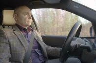 Re: – Coach Pavel Rakov auf dem Weg zum Sommercamp: In seinen Seminaren bringt er den Frauen bei, ihre Weiblichkeit zu entwickeln und den Mann als Führer und Beschützer in einer klassischen Ehe zu akzeptieren.