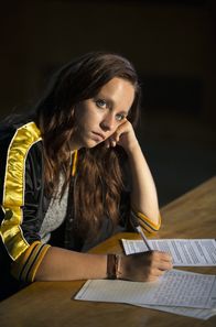 Cheat - Der Betrug – Rose (Molly Windsor) manipuliert Beweismittel, um ihre Erzfeindin zu belasten.