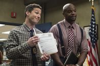 Brooklyn Nine-Nine – Jake Peralta (Andy Samberg, l.); Terry Jeffords (Terry Crews, r.)