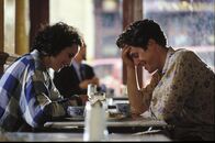 Vier Hochzeiten und ein Todesfall – Seit Jahren verlieren sich Charles (Hugh Grant, r.) und Carrie (Andie MacDowell, l.) regelmäßig aus den Augen, um sich dann im Getümmel diverser Hochzeitsgesellschaften wieder über den Weg zu laufen ...